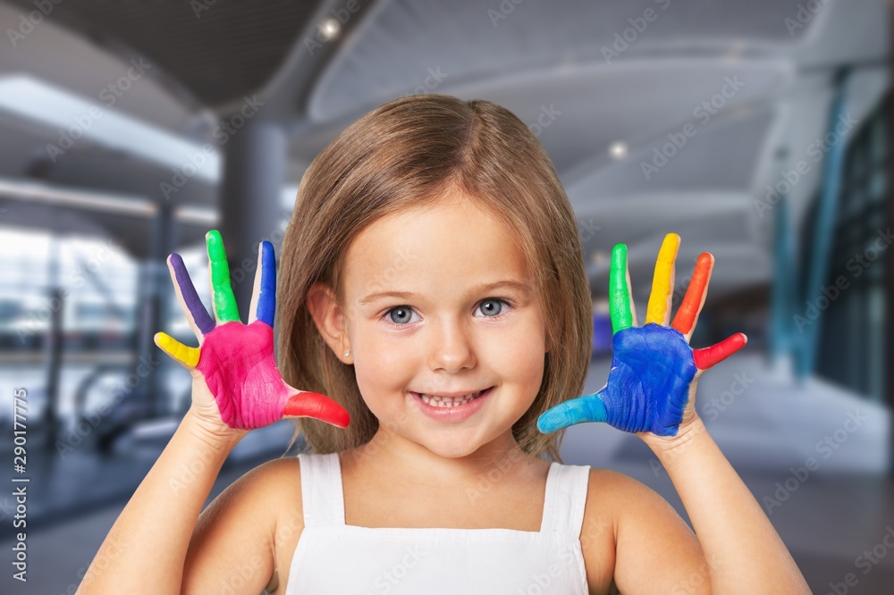 背景上画着五颜六色的手的可爱小女孩