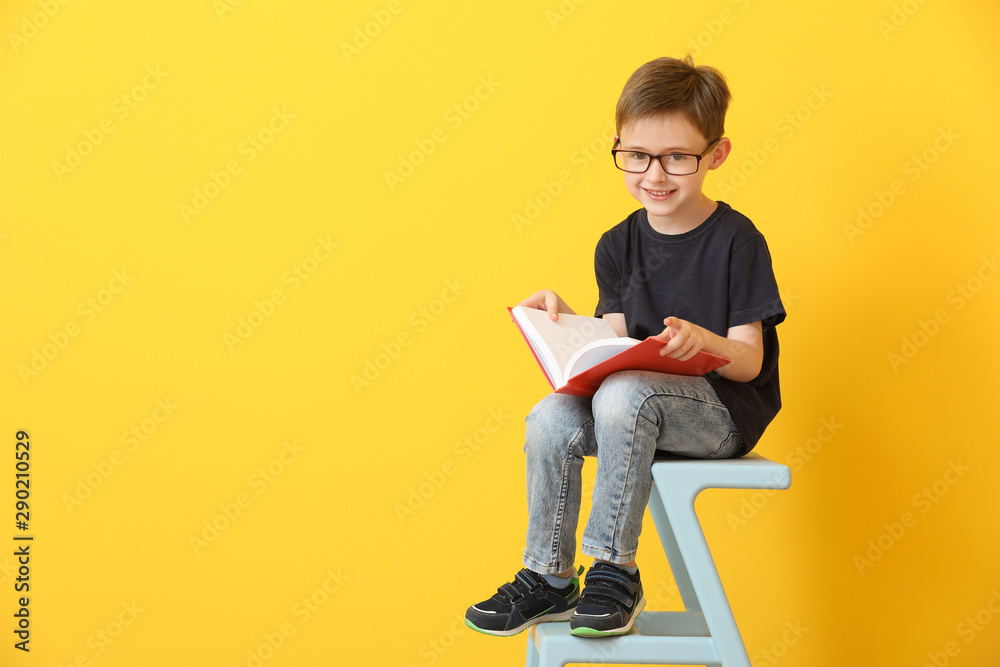 小男孩在彩色背景下看书