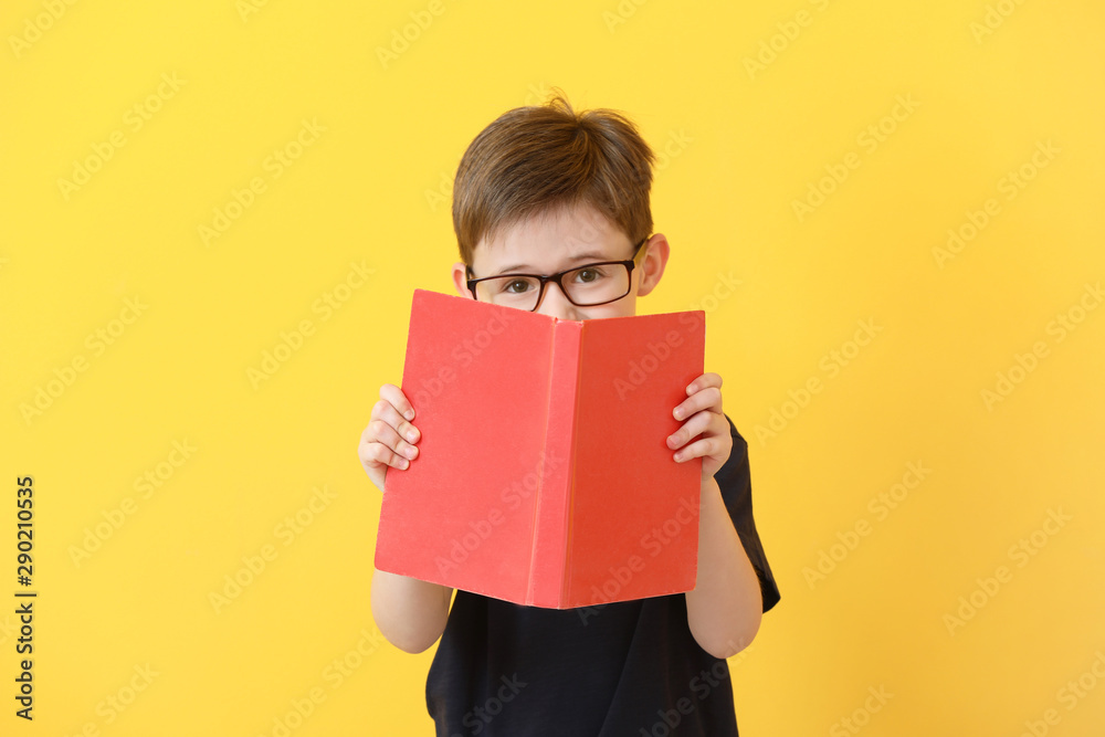 小男孩在彩色背景下读书