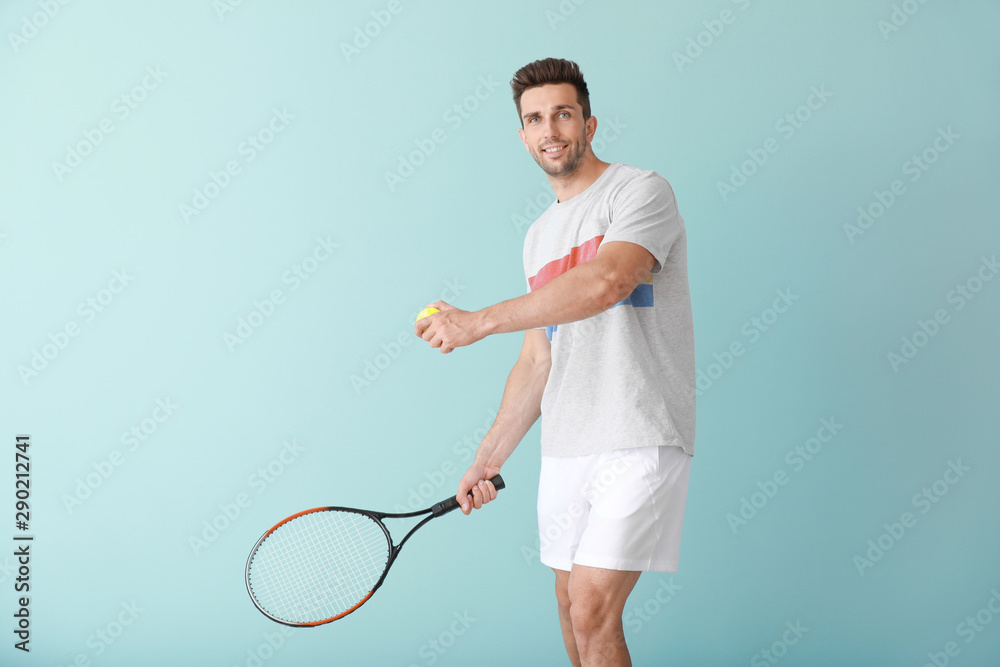彩色背景下的英俊网球运动员