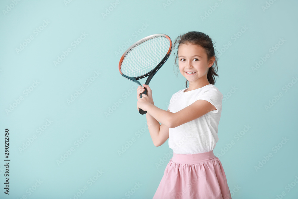 彩色背景带网球拍的小女孩