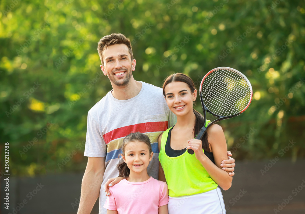 网球场上的幸福家庭