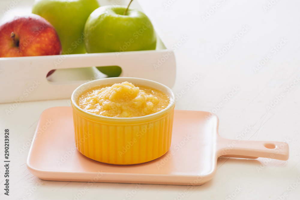 天然婴儿食品概念。一碗苹果婴儿泥。