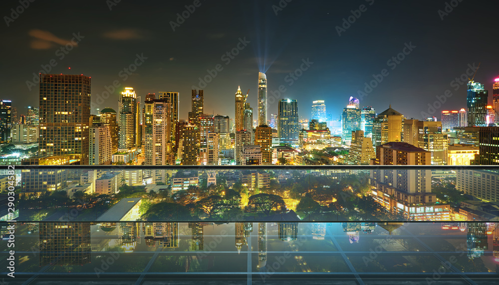 城市天际线屋顶上的空透明玻璃地板