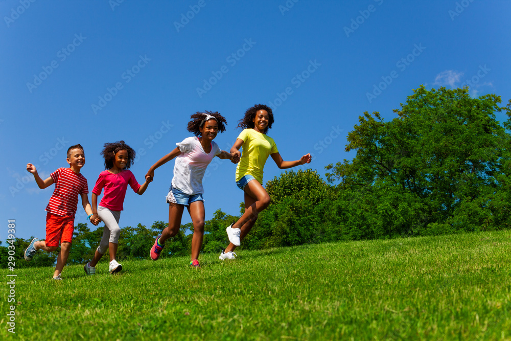 一群朋友孩子在公园里跑得很快