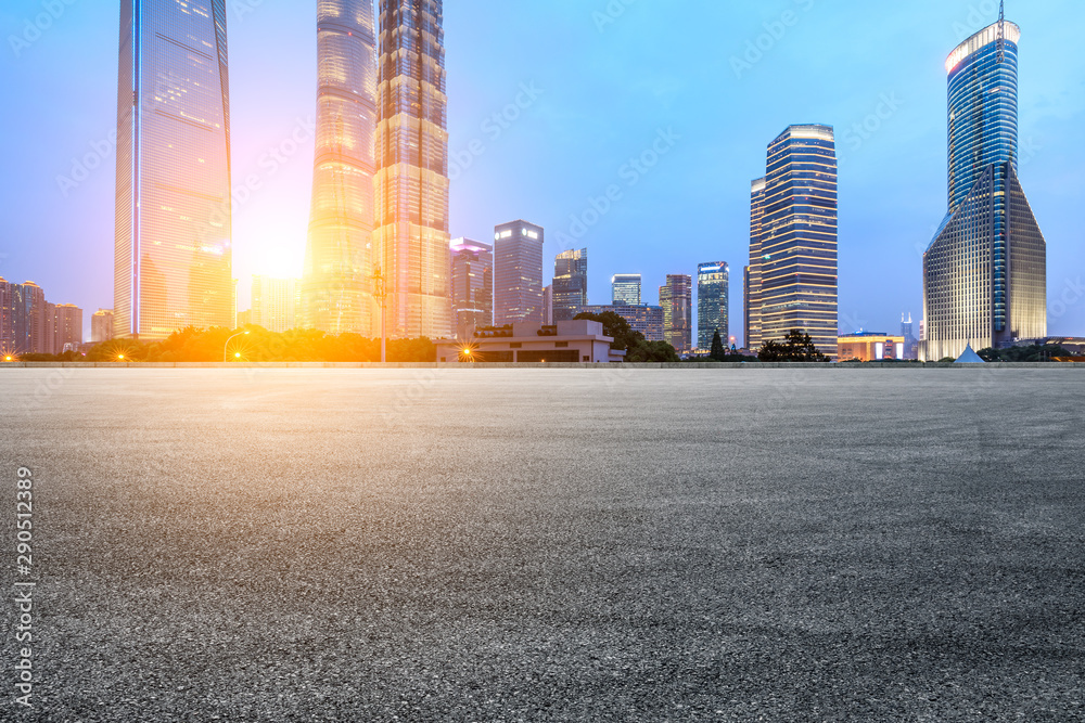 日落时分，中国上海的赛道场地和现代商业建筑。
