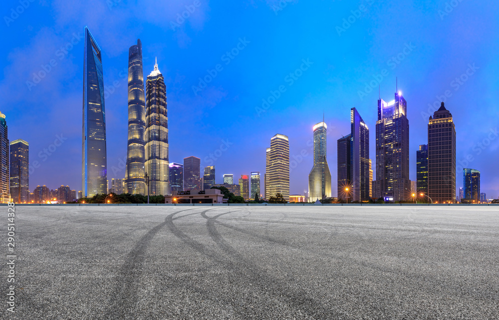 中国上海夜晚的赛道场地和现代商业建筑。