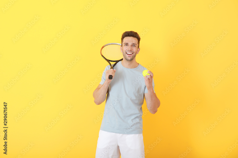 彩色背景下的英俊网球运动员