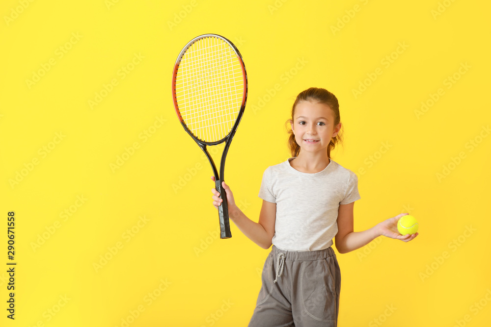 彩色背景带网球拍和球的小女孩