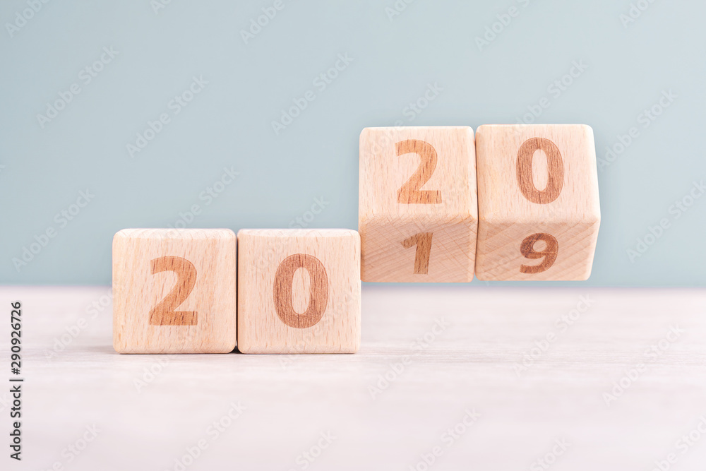 摘要2020和2019新年倒计时设计理念-木桌和低s上的木块立方体