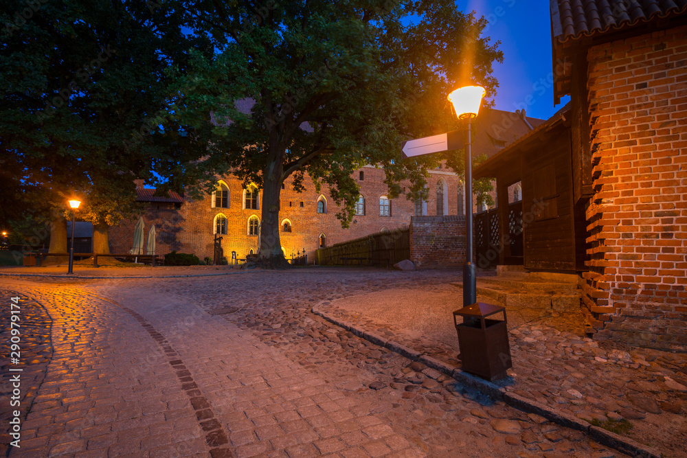 黄昏时分，波兰马尔博克城堡附近美丽的街道