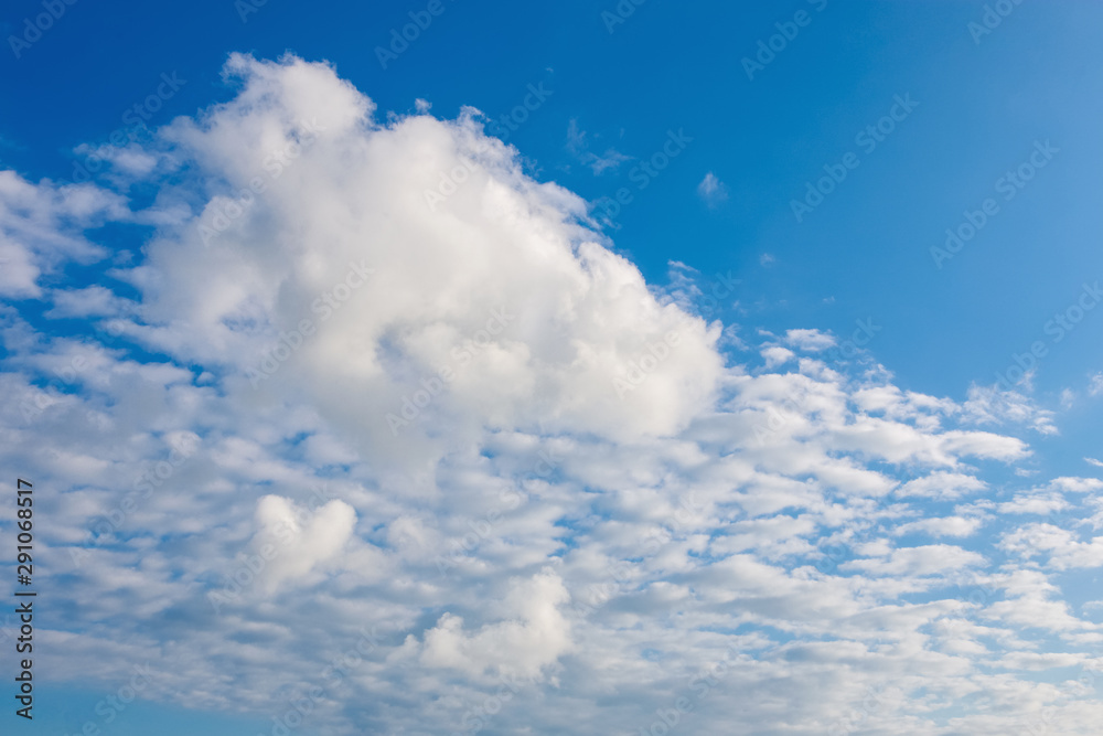 夏季天空中的云，带有自然出现的心形云