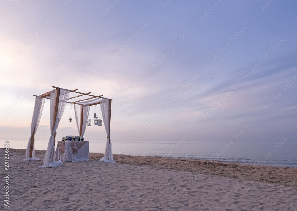 海边海滩上举行婚礼的木拱门。美丽的天空和云朵是背景