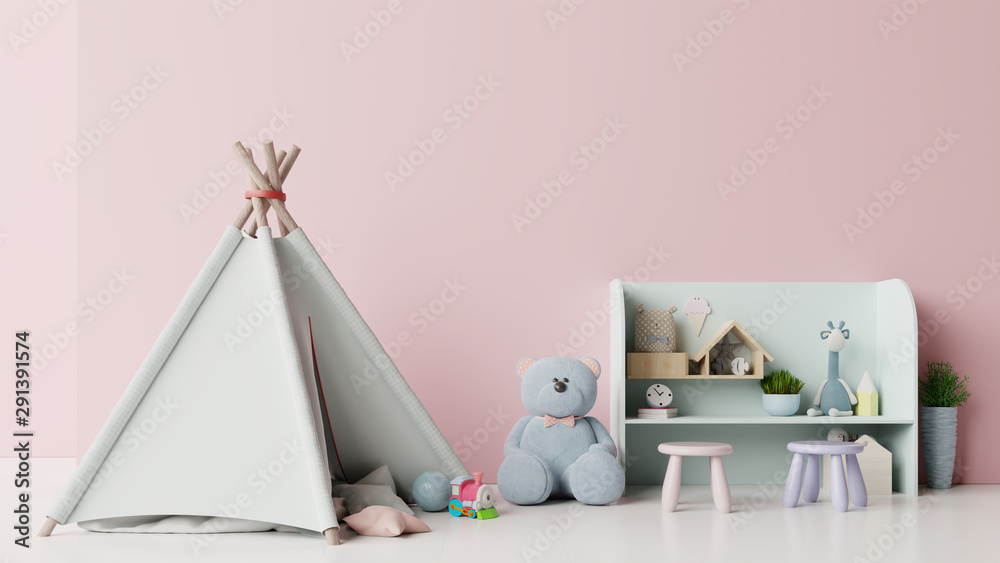 儿童游戏室的模型，空粉色墙壁背景上有帐篷和坐在桌子上的玩偶。