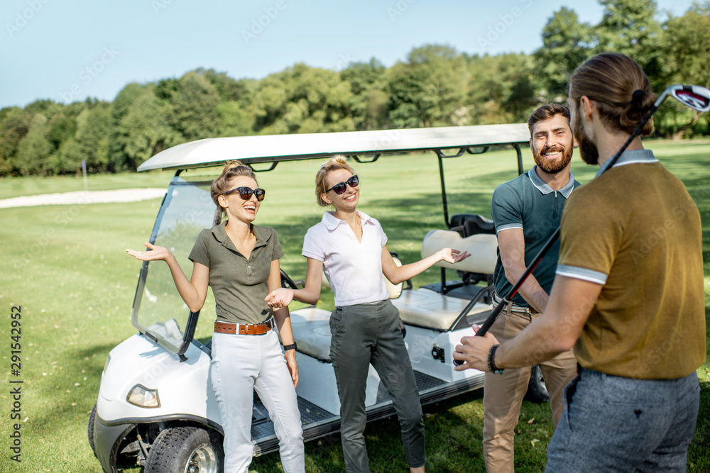 一群年轻快乐的朋友在高尔夫比赛前聚在一起，坐在一辆正在比赛的美洲狮车旁
