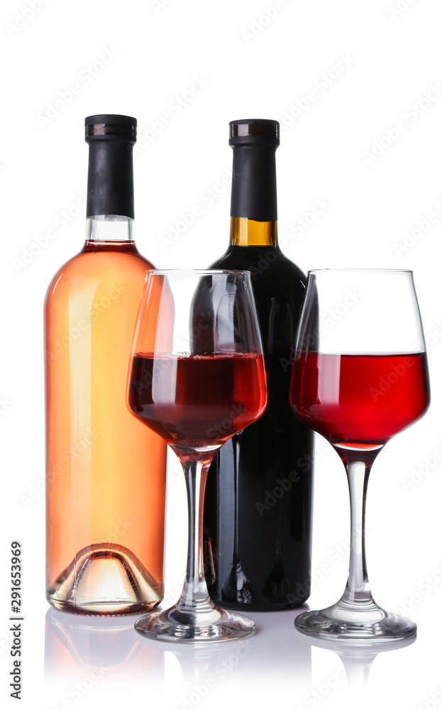 白底不同葡萄酒的玻璃杯和瓶子