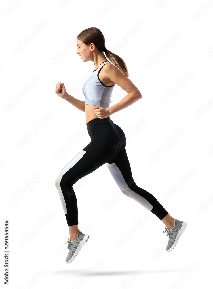 运动型年轻女子在白色背景下奔跑