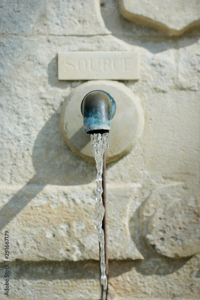 地中海村庄的石头喷泉-文字水源-