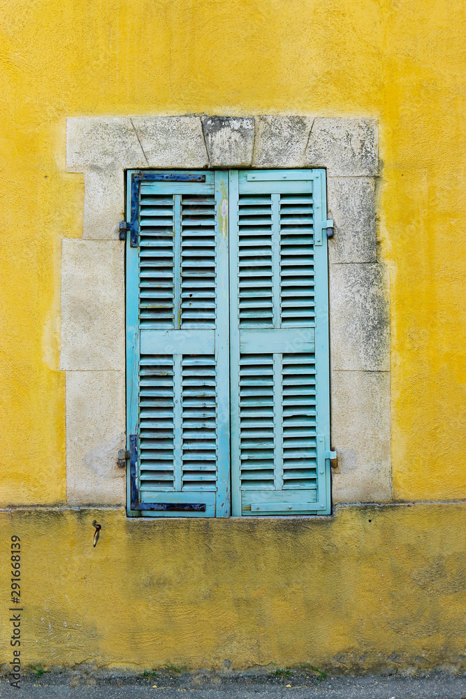 法国南部地中海建筑的百叶窗