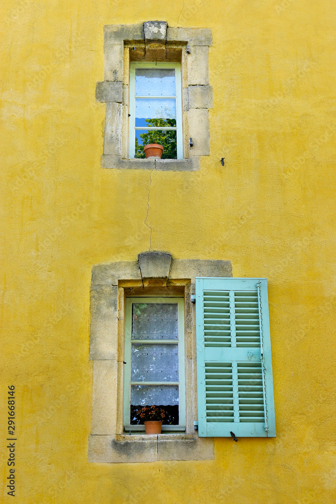 法国南部地中海建筑的百叶窗