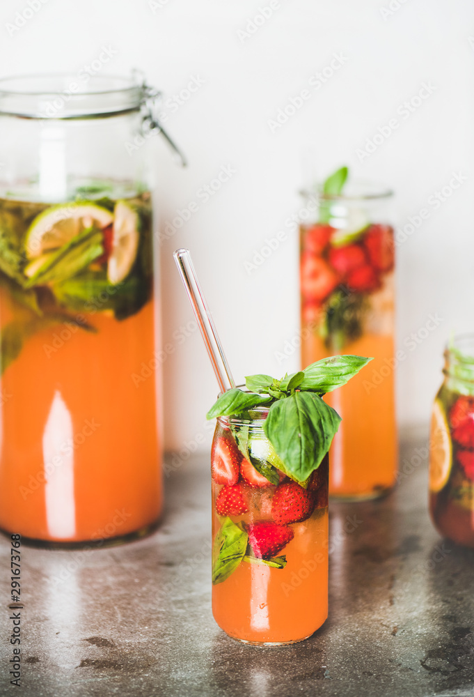 自制新鲜草莓和罗勒柠檬水或冰茶，装在环保塑料的玻璃玻璃杯中-
