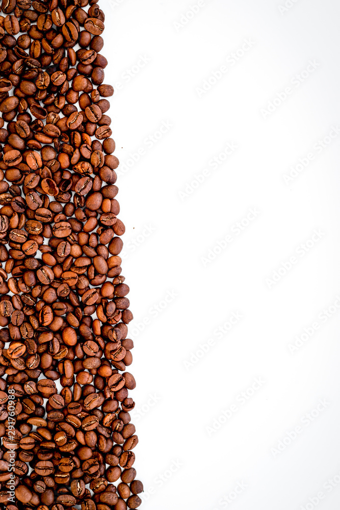 白色桌子上的咖啡豆俯视图实物模型