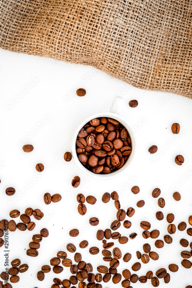 亚麻布上的豆子、研磨咖啡和甘蔗
