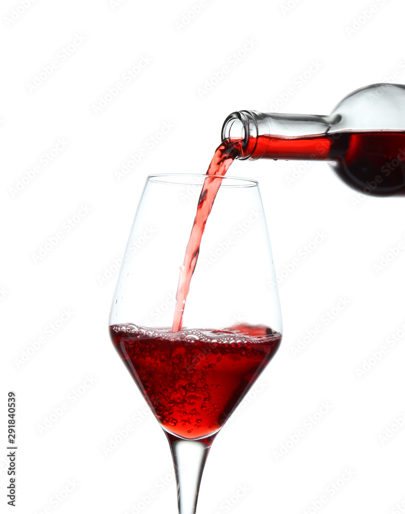 将葡萄酒倒入白底玻璃杯