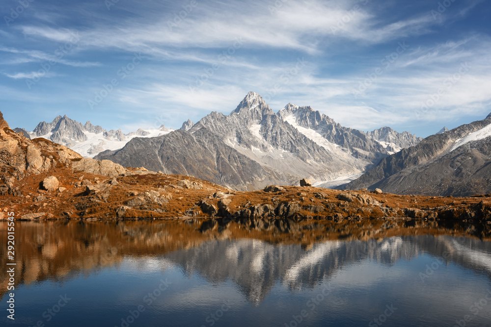 法国阿尔卑斯山的切瑟里湖（Lac De Cheserys）阳光明媚。山麓的比安科山脉