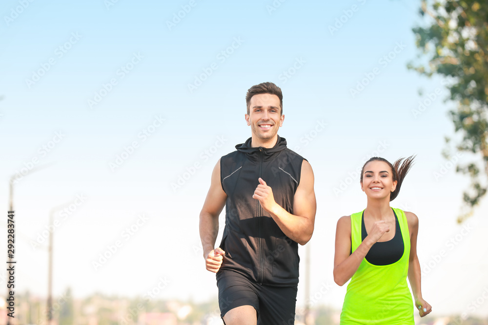 运动型年轻情侣户外跑步