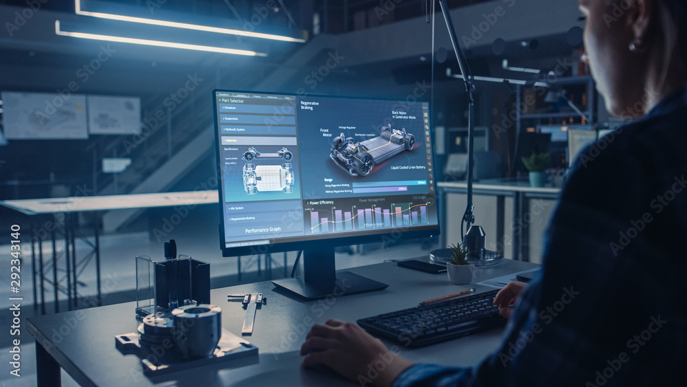 工程师在台式电脑上工作，屏幕显示具有汽车效率和发动机性能的CAD软件