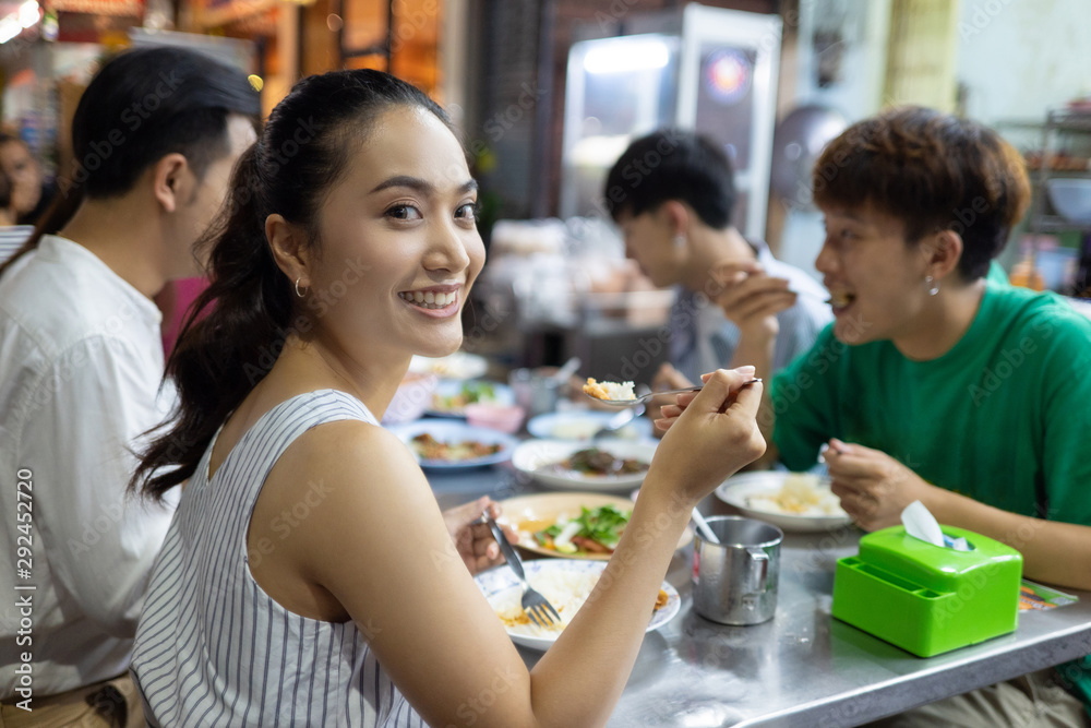 亚洲人正在吃晚餐。泰国街头美食街头餐饮。