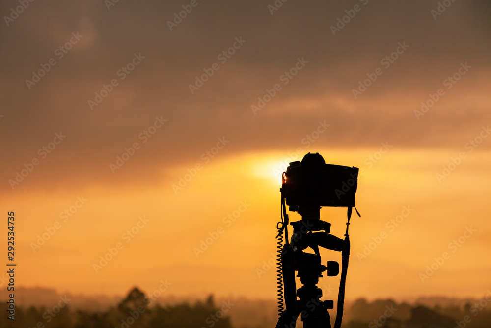 Silhouette Dslr相机拍摄日落或日出美丽的自然光背景