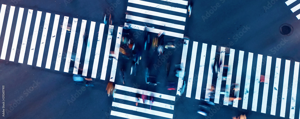 夜晚人们穿过日本东京银座一个大十字路口的鸟瞰图