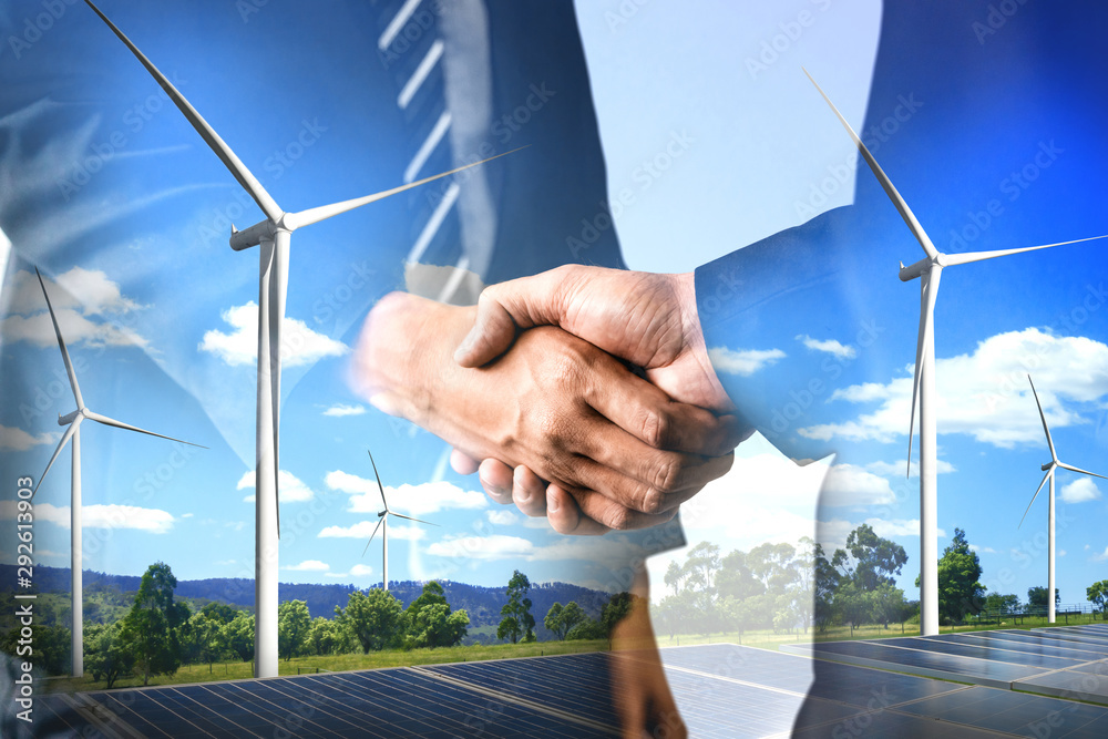 商界人士就风电场和绿色可再生能源握手的双重曝光图