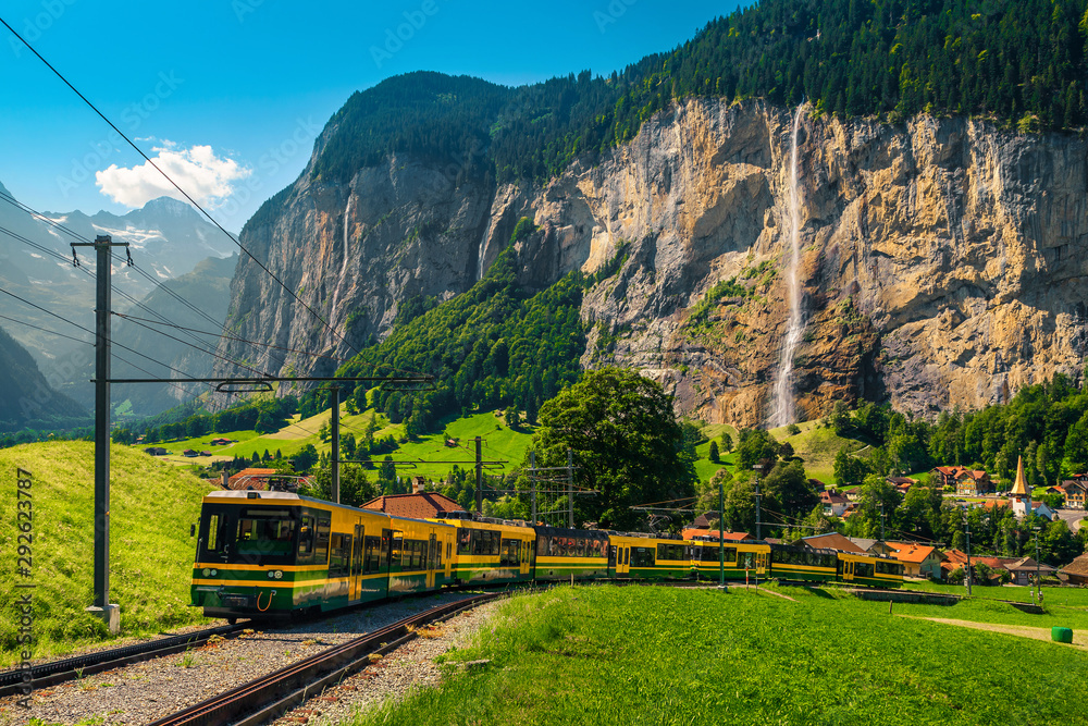 电动旅游列车和瑞士背景中的Lauterbrunnen村