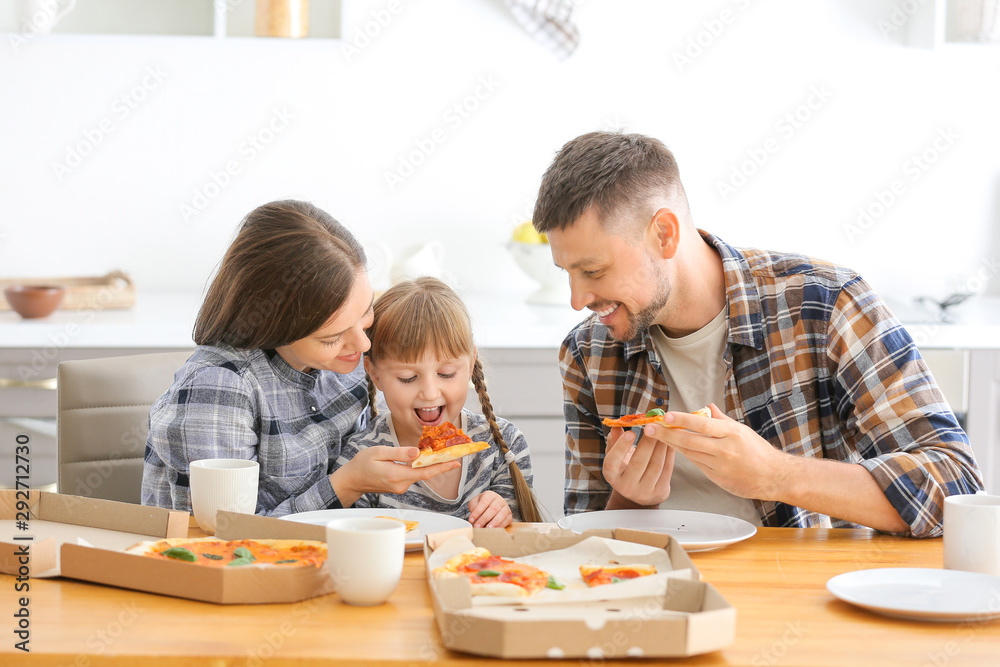 幸福的一家人在家吃披萨