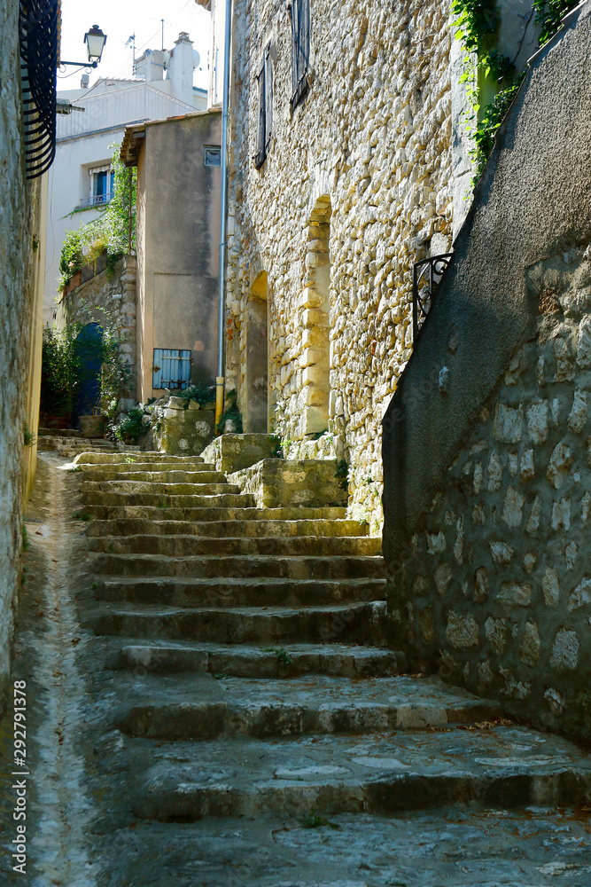 地中海村庄带楼梯的街道上的建筑外墙与石墙