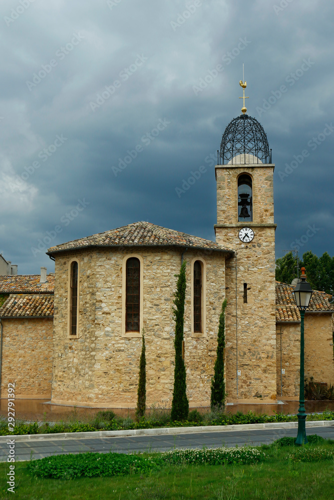 法国南部地中海村庄中部教堂
