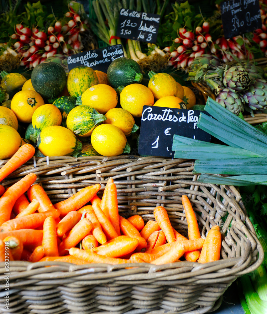 各种各样的蔬菜胡萝卜、西葫芦、洋蓟、葱——在普罗旺斯和法国的市场上出售