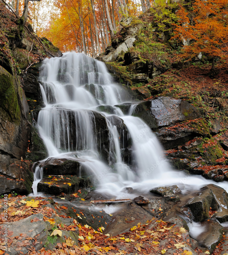 秋季森林中的山瀑布