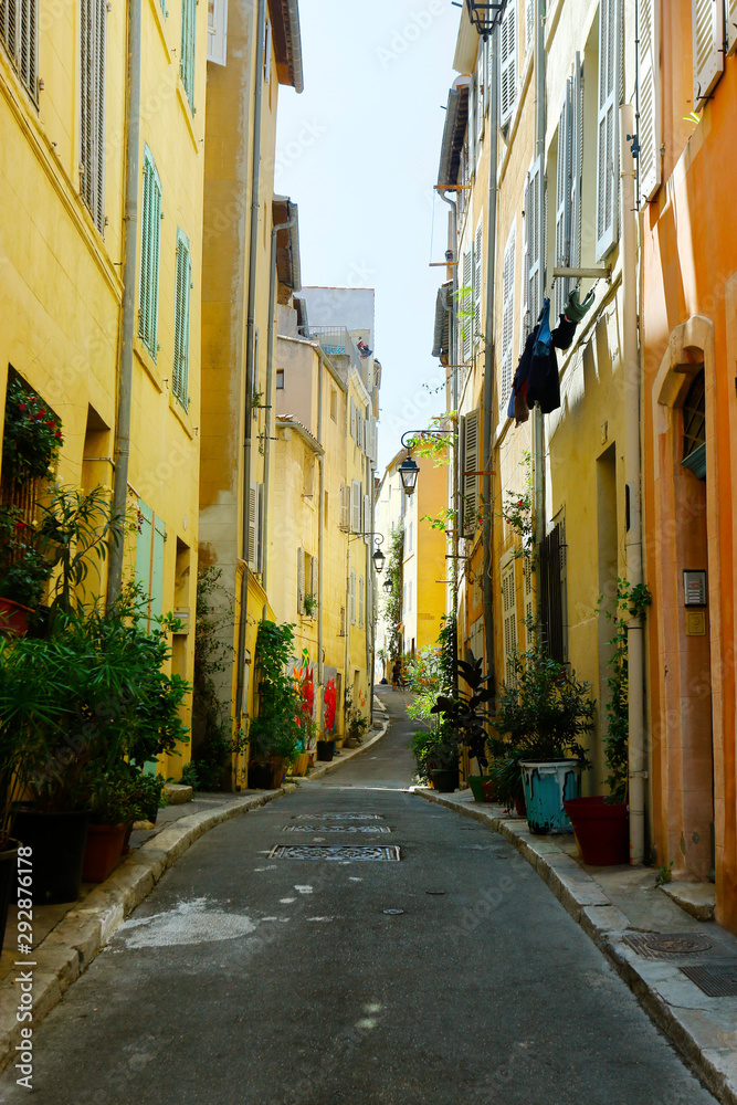 法国南部普罗旺斯的地中海村庄街道，带彩色百叶窗