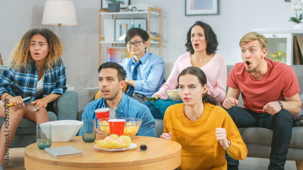 在家里，多元化的团体朋友一起看电视，吃零食，喝饮料。他们很可能