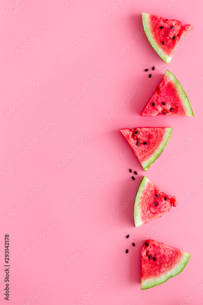在粉色背景俯视模型上用水果切西瓜休息