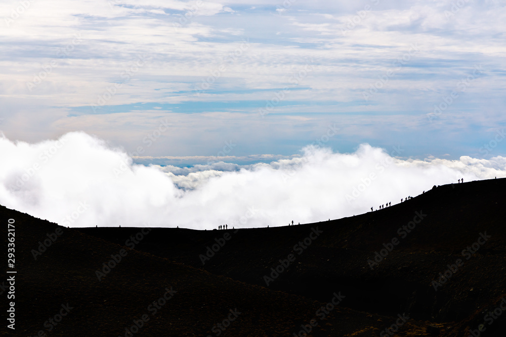 雲の上の登山道