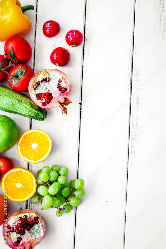 白色背景俯视图实物模型上的健康晚餐水果和蔬菜