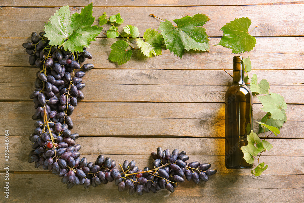 木制背景上的甜葡萄和葡萄酒制成的框架