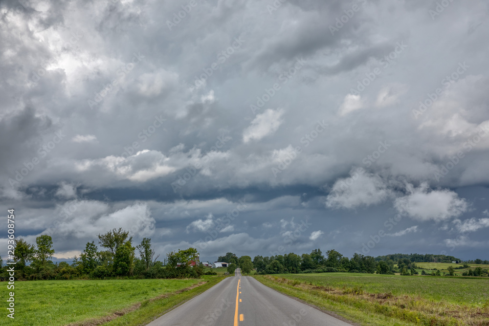 美国纽约州蒙哥马利县莫霍克山谷农场上空的夏季风暴云