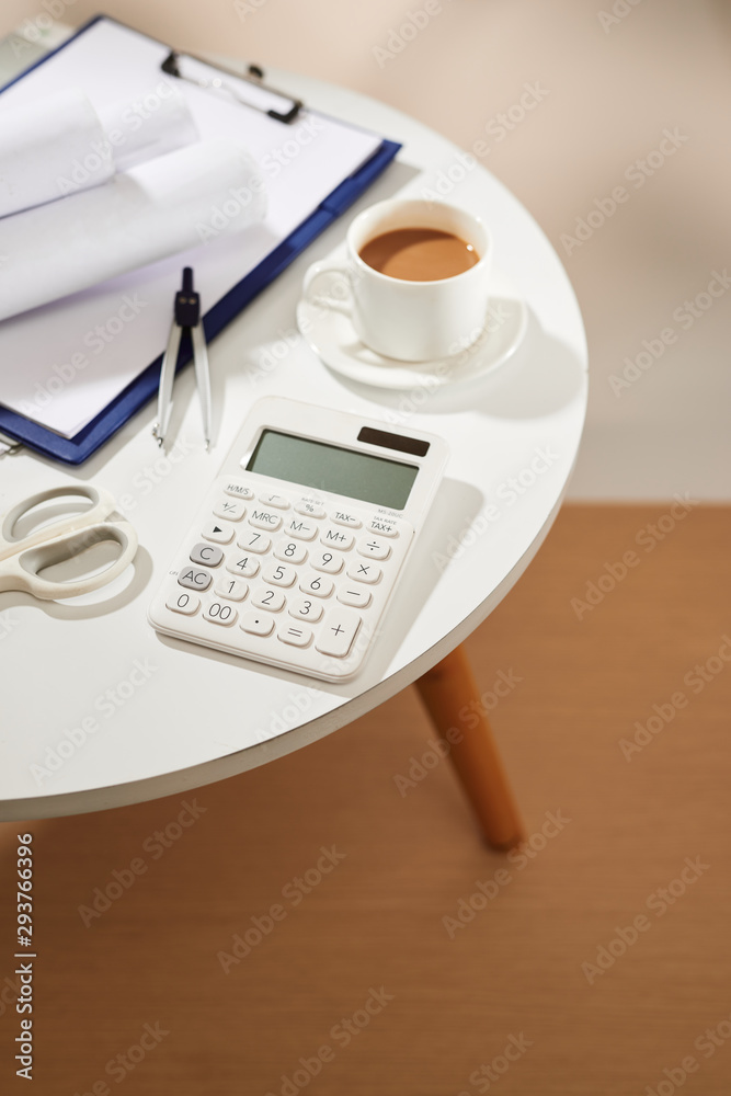 咖啡笔记本空页、计算器、剪刀放在白色桌子上的俯视图