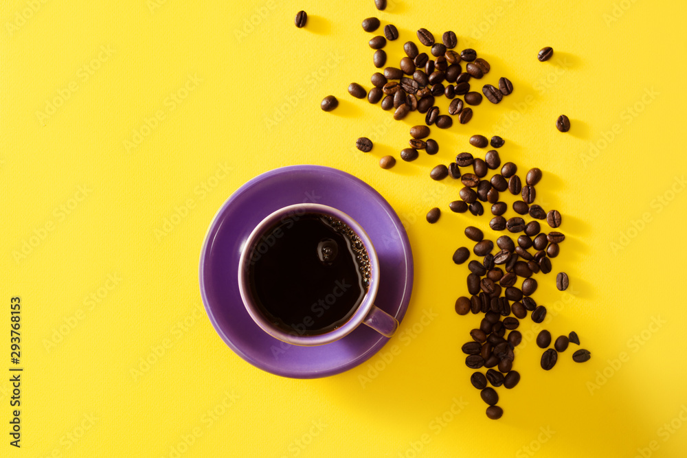 紫色咖啡杯，黄色背景咖啡豆